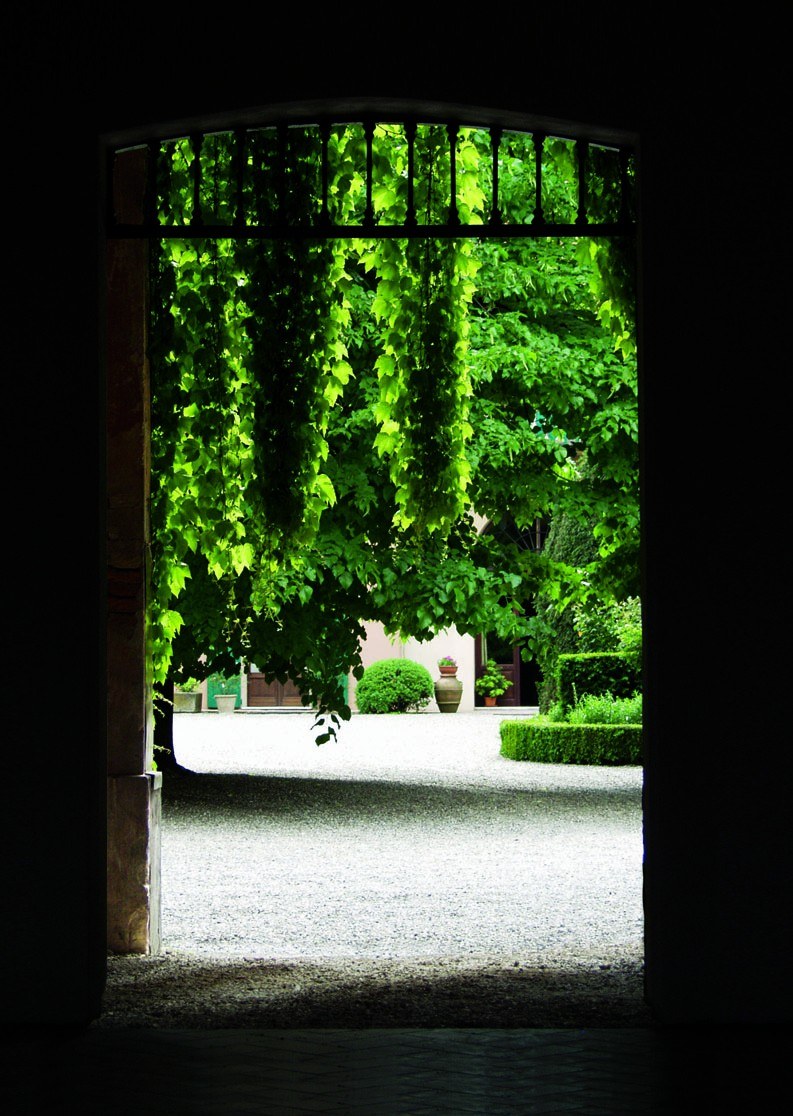 La corte della villa storica vista attraverso l’arco d’ingresso