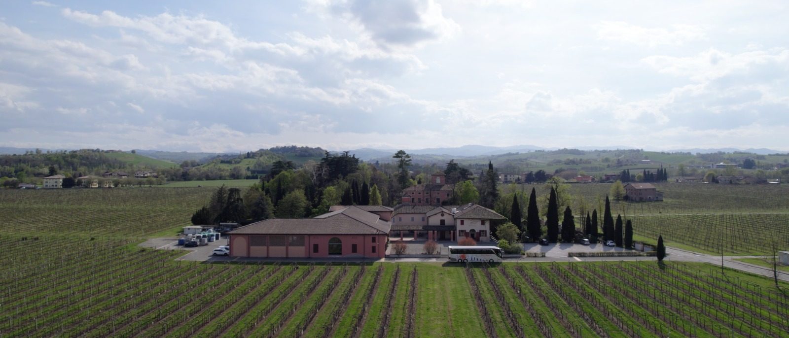 La tenuta e la cantina viste dall’alto, circondate dai filari